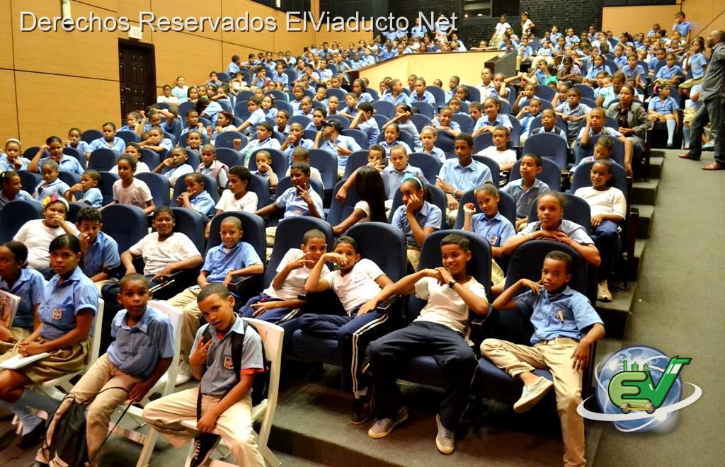 Público de estudiantes en la obra Lucia en el teatro Don Bosco